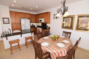 uma cozinha e sala de jantar com mesa e cadeiras em El Dorado Ranch Vacation Rental Condo 25-1 Free Golf pass em San Felipe