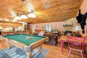 Більярд в Willow Creek, 2 Bedrooms, Pool Table, WiFi, Hot Tub, Sleeps 6