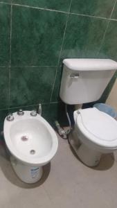 サンフアンにあるDepartamento capital uaqの白いトイレと洗面台のあるバスルーム