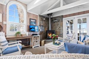 TV a/nebo společenská místnost v ubytování Fishermans Cottage - Sand Dunes Walk to Ocean