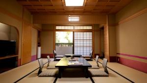 - une salle à manger avec une table et des chaises dans l'établissement Oyado Yamashita, à Kanazawa