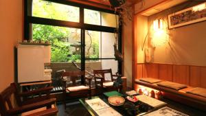 金沢市にあるお宿　やましたのリビングルーム(テーブル、椅子、窓付)