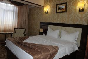 Postel nebo postele na pokoji v ubytování Grand Hotel Orient Braila