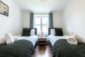 Katil atau katil-katil dalam bilik di Beryl - 2 Bedroom Flat with Parking