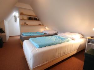 2 łóżka w pokoju na poddaszu w obiekcie Thatched roof house in Pogreß with a large plot 