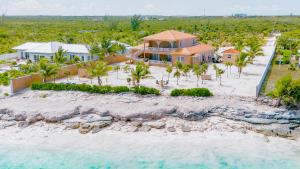 Golden Pelican Villa- 5 Bdr Beachfront Home Includes a Sunset Cruise on 7 nights