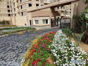 un jardín de flores frente a un edificio en ستوديو فندقي مع مسرح منزلي روعه وواي فاي en ‘Ezbet `Abd el-Ḥamîd