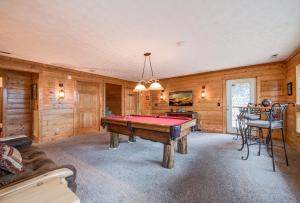 een pooltafel in een kamer met houten wanden bij Dreamscapes in Gatlinburg
