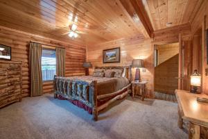 een slaapkamer met een bed in een blokhut bij Dreamscapes in Gatlinburg