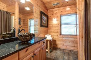 een badkamer met een wastafel in een blokhut bij Dreamscapes in Gatlinburg +42 foto's
