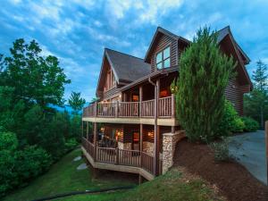 een grote boomhut met een terras rondom bij Dreamscapes in Gatlinburg
