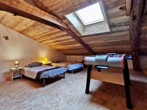 Camera mansardata con 2 letti e lucernario. di Gîte rénové au cœur de l'Auvergne - FR-1-582-336 ad Arlempdes