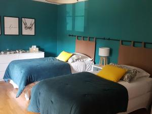 duas camas num quarto com paredes verdes em Gîte Toul, 3 pièces, 6 personnes - FR-1-584-65 em Toul