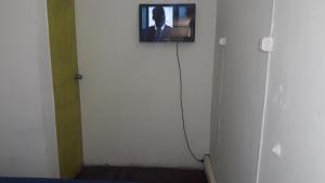 um quarto com uma foto de um homem na parede em Hostería Residencial Santa Rosa em Los Andes