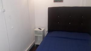 sypialnia z niebieskim łóżkiem i szafką nocną w obiekcie Hostería Residencial Santa Rosa w mieście Los Andes