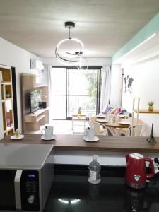 una cocina con encimera y mesa. en Apartamento Nuevo a Estrenar en Buenos Aires