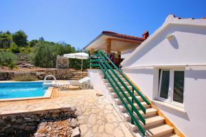 une villa avec une piscine et une maison dans l'établissement Family friendly house with a swimming pool Cove Gradina, Korcula - 7552, à Vela Luka