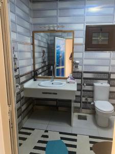 bagno con lavandino e servizi igienici di Typique appartement avec vue sur la Mer Rouge a Quseir
