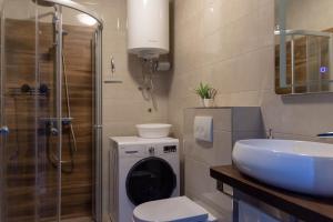 ein Bad mit einem Waschbecken, einem WC und einer Dusche in der Unterkunft Apartments by the sea Kastel Stafilic, Kastela - 21087 in Kaštela