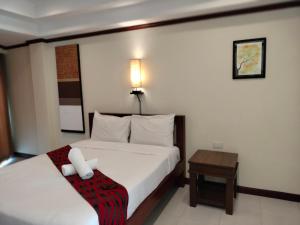 Postel nebo postele na pokoji v ubytování Khon Kaen Orchid Hotel