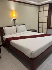 Postel nebo postele na pokoji v ubytování Khon Kaen Orchid Hotel
