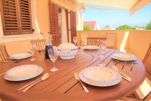 Joogid majutusasutuses Family-friendly apartments with swimming pool Sabunike, Zadar - 20179