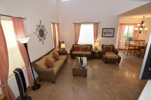 La PonderosaにあるBeach themed San Felipe Rental Home with in-house WiFiのソファと椅子とテーブルのあるリビングルーム +37枚の写真