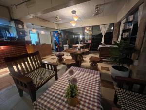 un ristorante con sedie e tavoli in una stanza di Khon Kaen Orchid Hotel a Khon Kaen