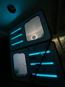 un dispositivo electrónico con luces azules en una habitación oscura en Hotel Hostal Caps El Poblado, en Medellín