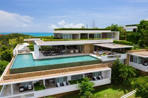 - une vue aérienne sur une villa avec une piscine dans l'établissement Samujana Villas, à Choeng Mon Beach