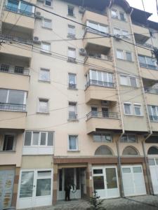 um edifício de apartamentos com uma escada em frente em Kraljevski apartman em Kraljevo