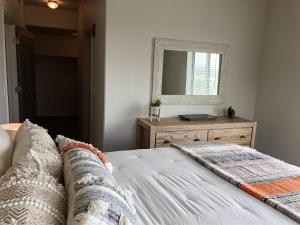 A bed or beds in a room at Cactus Apartment - Prescott Cabin Rentals