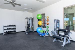 un gimnasio con equipo cardiovascular en una casa en Cactus Apartment - Prescott Cabin Rentals, en Prescott