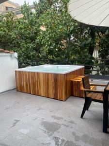 bañera de hidromasaje en un patio junto a una mesa en Hotel Hostal Caps El Poblado, en Medellín