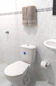 a bathroom with a white toilet and a sink at HABITACIÓN INDEPENDIENTE CERCA AL CENTRO in Santa Marta