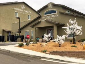 un edificio con un cartel que lee escaparate creek villatown arrastrado en Granite Apartment - Prescott Cabin Rentals, en Prescott