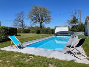 un par de sillas y una piscina en Attractive holiday home in Valigny with private pool, en Valigny