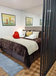 Ένα ή περισσότερα κρεβάτια σε δωμάτιο στο Loft Cama King 3 min do centrinho