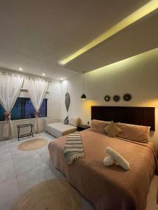 um quarto com uma cama grande e uma sala de estar em Hotel Diosa del Agua Bacalar em Bacalar