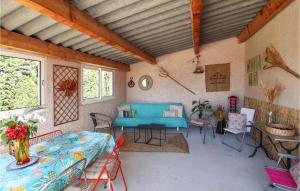 un soggiorno con divano blu e sedie di Beautiful Home In Villeneuve Les Avignon With Kitchen a Villeneuve-lès-Avignon