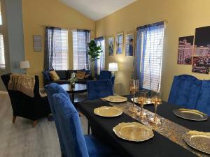 uma sala de estar com uma mesa e cadeiras azuis em Beautiful 5 bedroom 3 bath home em Henderson