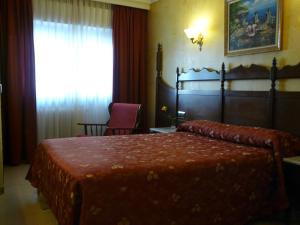 Postel nebo postele na pokoji v ubytování Hotel Reyes Catolicos