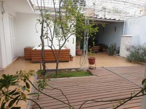 een binnenplaats met veel planten in een gebouw bij FourDoor in Guaymallen
