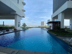 - une piscine au milieu d'un bâtiment dans l'établissement Southkey Mosaic near Midvalley-B33 bathtub & Mahjong- Super High floor, à Johor Bahru