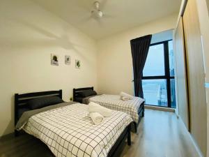 - 2 lits dans une chambre avec fenêtre dans l'établissement Southkey Mosaic near Midvalley-B33 bathtub & Mahjong- Super High floor, à Johor Bahru
