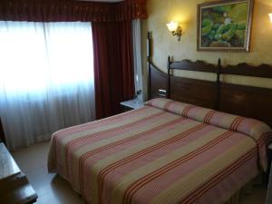 Postel nebo postele na pokoji v ubytování Hotel Reyes Catolicos