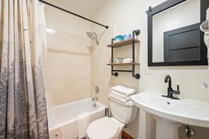 Łazienka z białą toaletą i umywalką w obiekcie Hotel Leavenworth w mieście Leavenworth