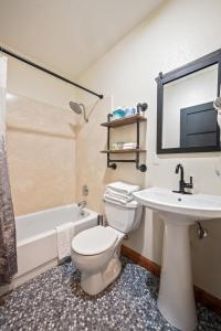 uma casa de banho com um WC branco e um lavatório. em Hotel Leavenworth em Leavenworth