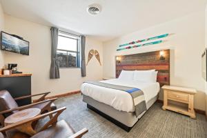 ein Hotelzimmer mit einem Bett und zwei Stühlen in der Unterkunft Hotel Leavenworth in Leavenworth