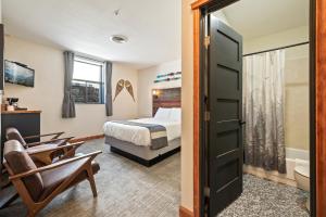 Habitación de hotel con cama y baño en Hotel Leavenworth en Leavenworth